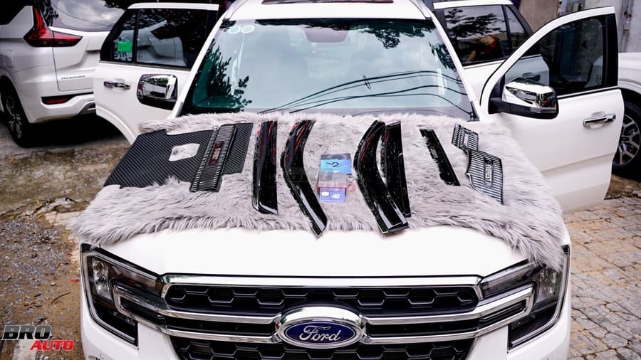 Bộ vè che mưa xe Ford Everest 2023 giúp che mưa nắng, giảm nhiệt tốt