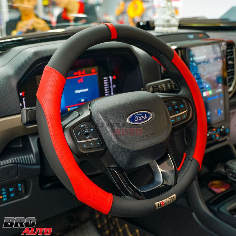 Bọc vô lăng Ultra Racing Đỏ Ford Everest 2023 giúp tạo cảm giác cầm lái thoải mái hơn