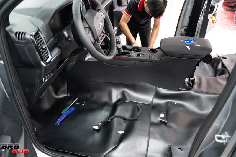 Thảm lót sàn Full da Ford Everest 2023 giúp giữ vệ sinh sàn xe hiệu quả