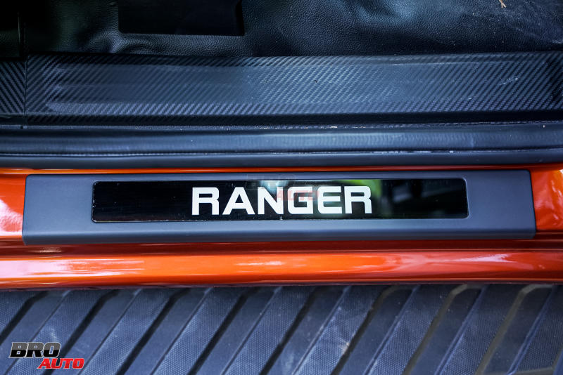 Ốp bệ bước chân Ford Ranger 2023 bảo vệ chống trầy