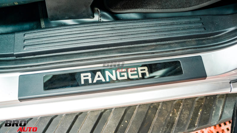Bộ ốp bệ bước chân Ford Ranger 2023 chống trơn