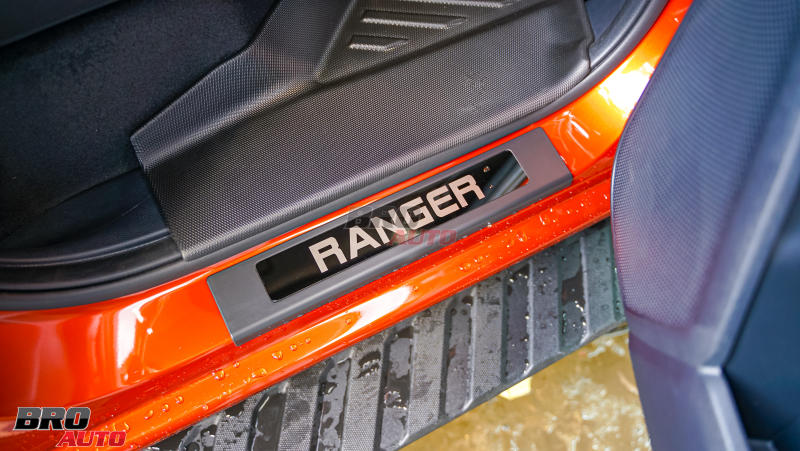 Bộ ốp bệ bước chân Ford Ranger 2023 bảo vệ chống xước