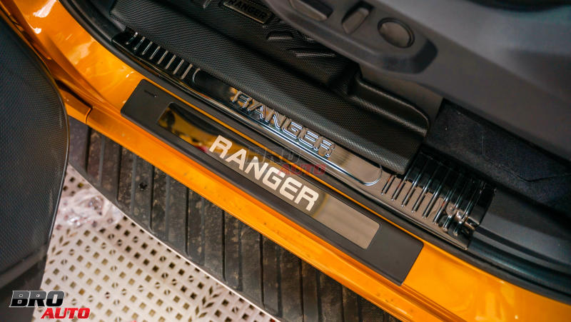 Ốp bệ bước chân Ford Ranger 2023 tăng độ bám chống trượt