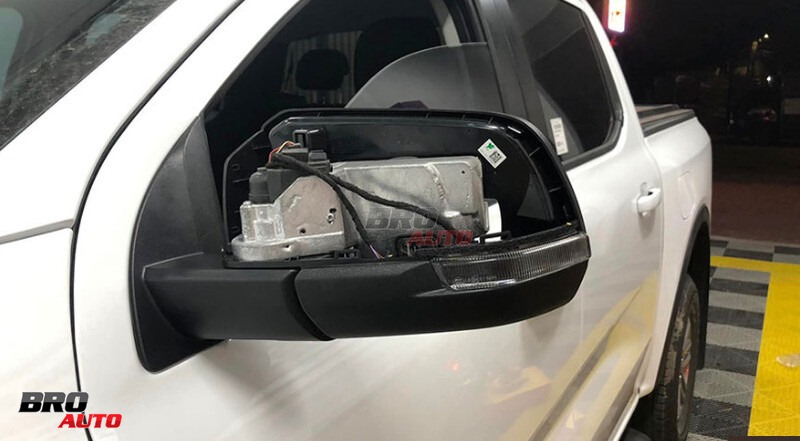 Độ gương điện Ford Ranger 2023 giúp giảm thiểu va chạm khi lái xe vào khu vực chật hẹp