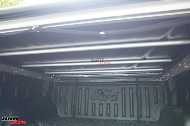 Nắp thùng cuộn bạt Ranger 2023 giúp bảo vệ vật dụng, đồ đạc bên trong thùng xe