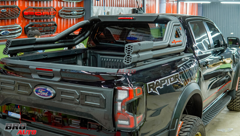 Ốp bửng sau chữ Ford Ranger 2023 là phụ kiện cần thiết cho khách hàng thường sử dụng xe để chở đồ