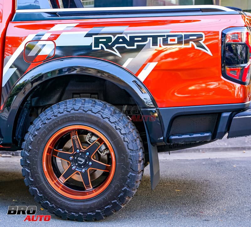 Tem xe Ford Ranger Raptor với tone màu trẻ trung, năng động