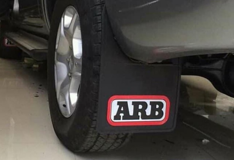 Chắn bùn ARB màu đen cho xe bán tải Ford Raptor