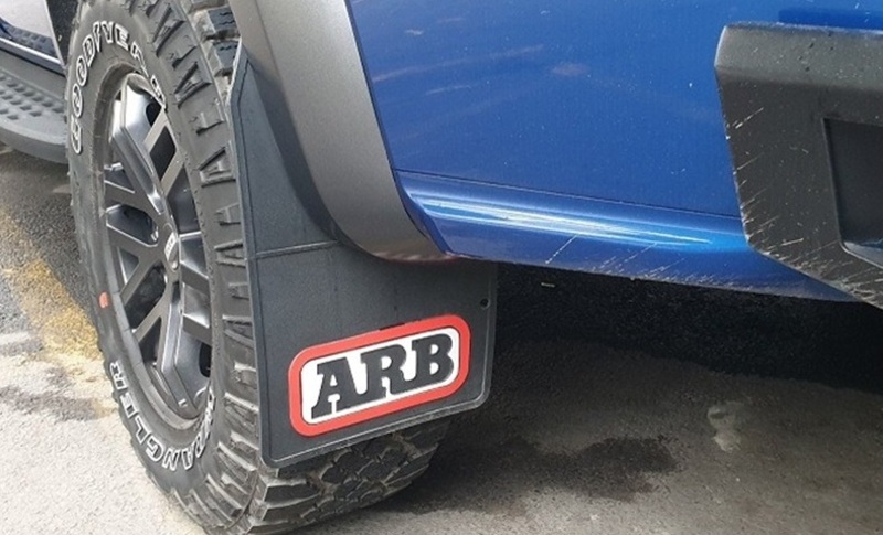 Vè chắn bùn cao su chữ ARB giúp tạo điểm nhấn cho xe Ford Raptor 