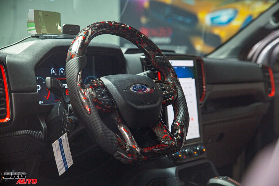 Vô lăng carbon cho xe Ford Raptor 2023