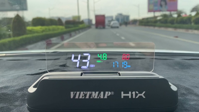 Vietmap HUD H1X kết nối OBDII cho phép người dùng biết được trạng thái xe nhanh chóng