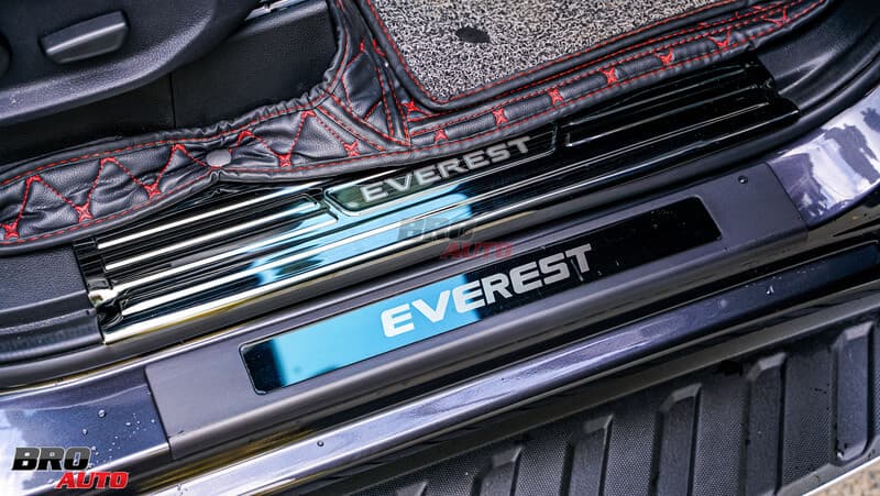 Nẹp bước chân Ford Everest chất liệu inox cao cấp