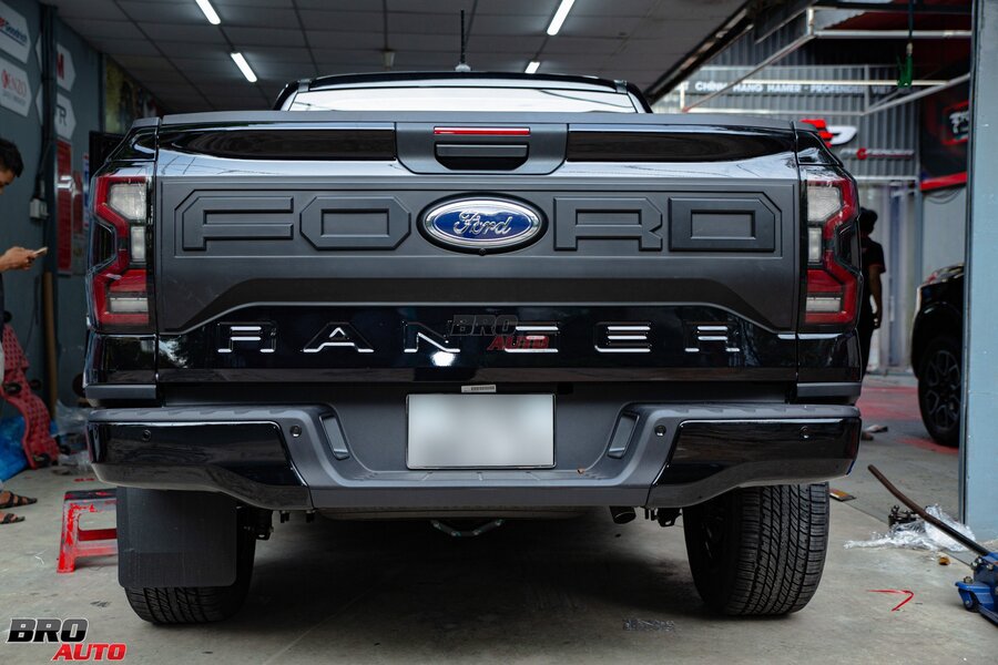 Ốp Bửng Sau chữ Ford cho Ford Ranger 2023