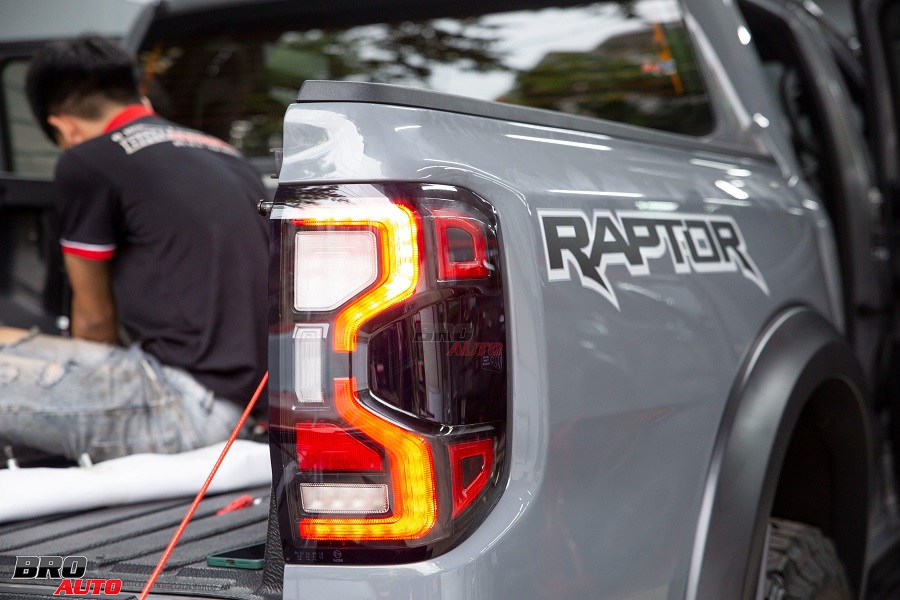 Lắp đặt đèn hậu Full Led Ford Ranger 2023