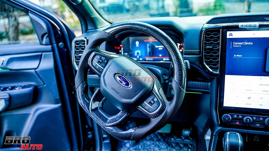 Độ vô lăng carbon cho Ford Ranger đậm nét cá tính - sang trọng.